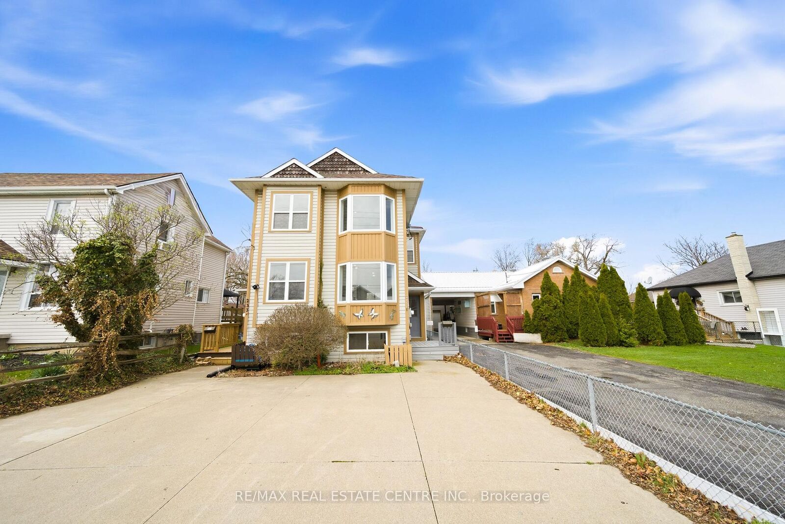 Property Photo: 233B Vine Street ON L2M 4S9