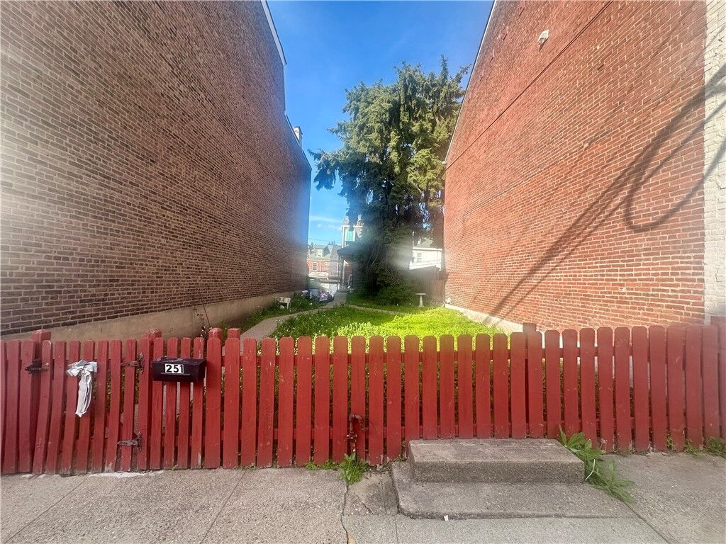 Property Photo:  251 37th St  PA 15201 