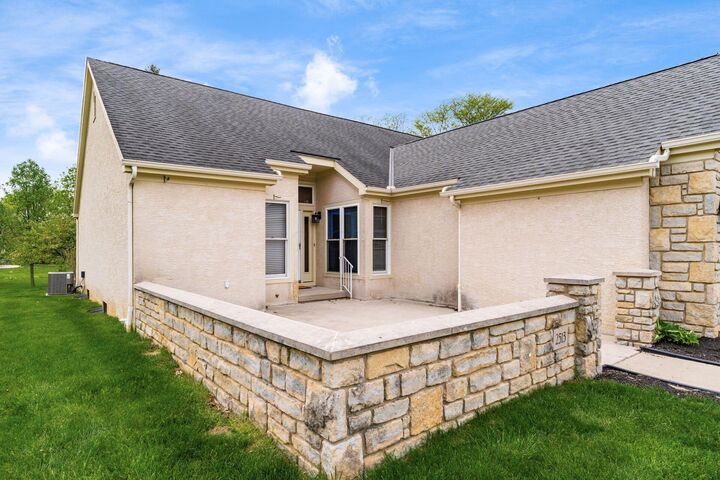 Property Photo:  2513 Vililly E Circle  OH 43123 