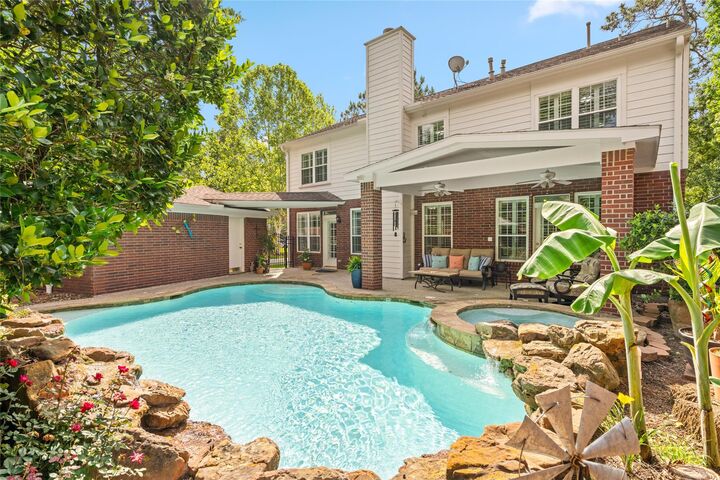 Property Photo: 38 E Summer Storm Circle TX 77381