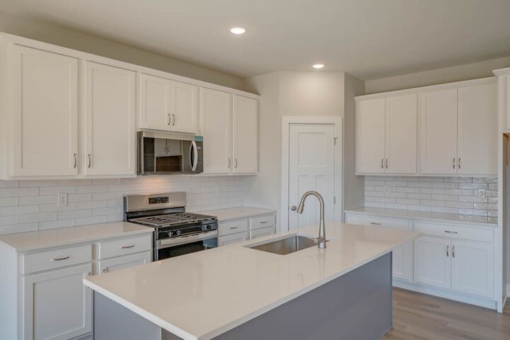 Property Photo:  726 S Taylor Street  IA 50170 