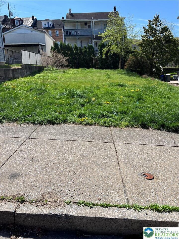 Property Photo:  914 E 6th E  PA 18015 