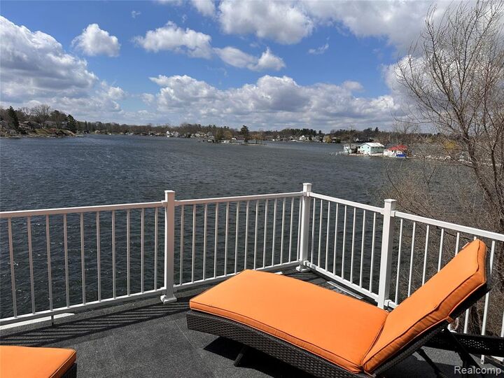 Property Photo:  376 Bellevue Avenue  MI 48362 2708 