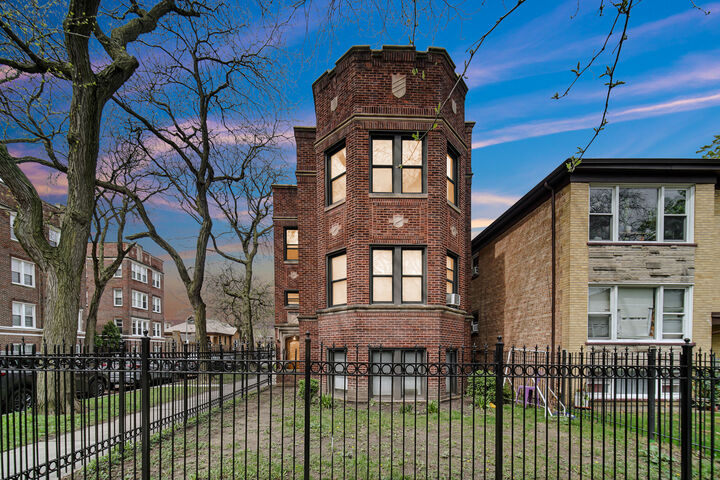 Property Photo:  5000 N Ridgeway Avenue  IL 60625 
