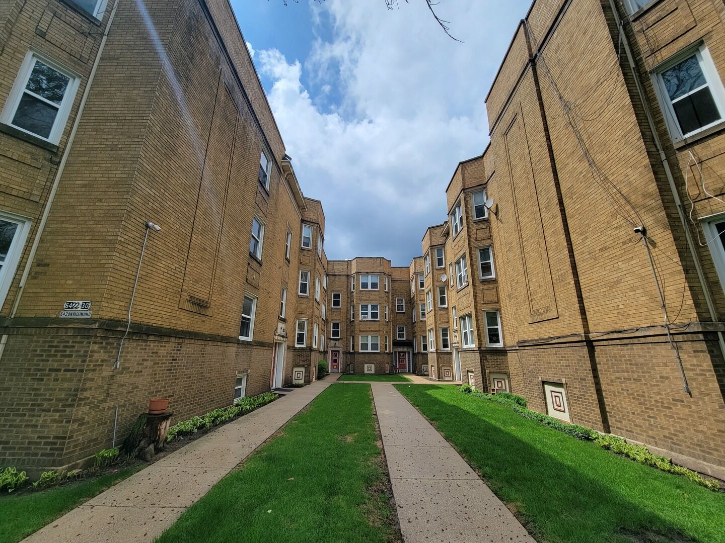 Property Photo:  6430 N Richmond Street 2W  IL 60645 