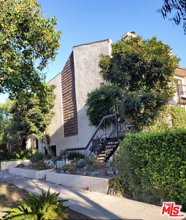 Property Photo:  4128 W Hood Avenue B  CA 91505 