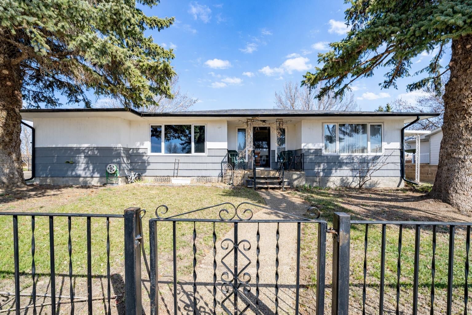Property Photo:  202 3 Avenue E  AB T0K 0G0 
