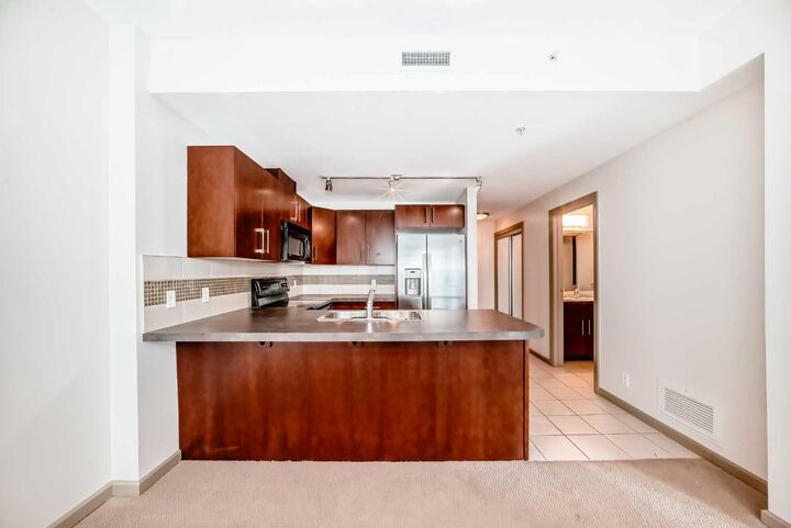 Property Photo: 210 15 Avenue SE 502 AB T2G 0B5