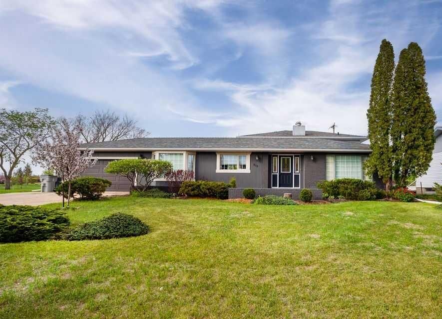 Property Photo: 810 10 Avenue AB T9W 1B8
