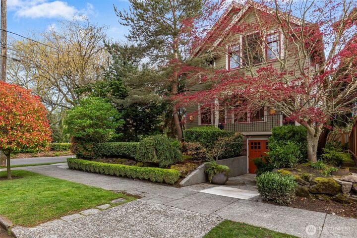 Property Photo:  803 W Armour Street  WA 98119 