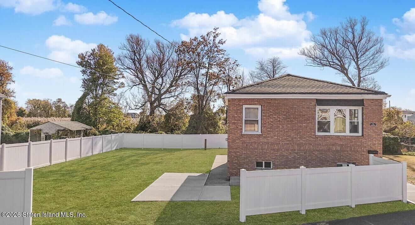 Property Photo:  75 Lansing Street  NY 10305 