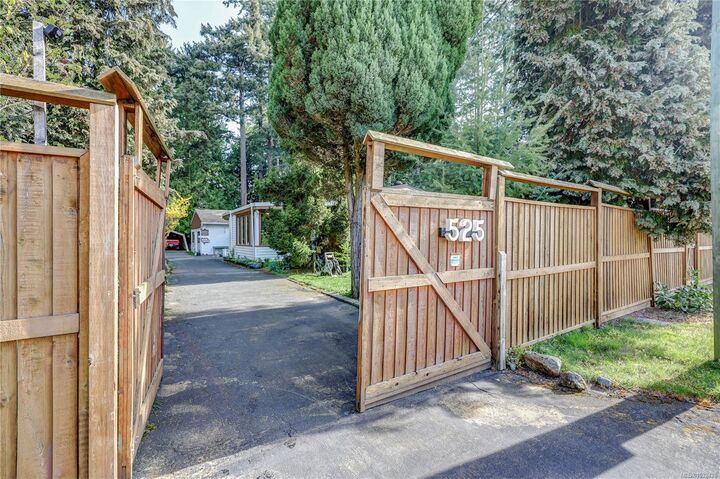 525 Pioneer Cres — photo 1