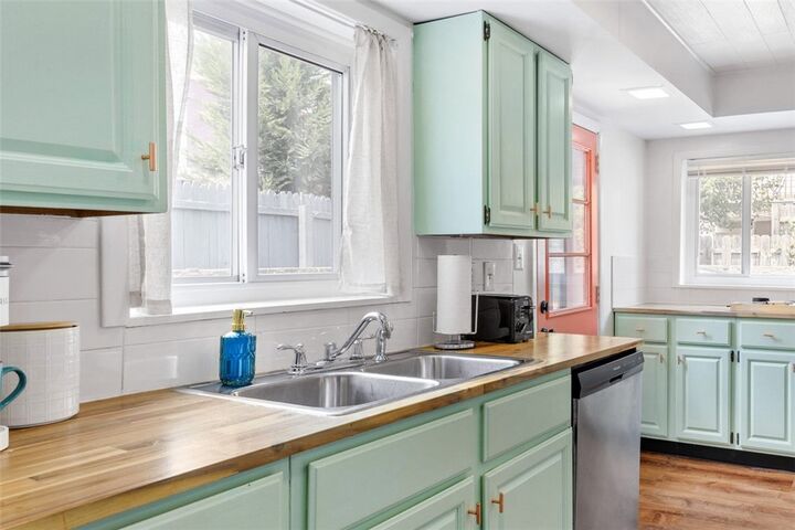 Property Photo:  1907 Fox Way  PA 15203 