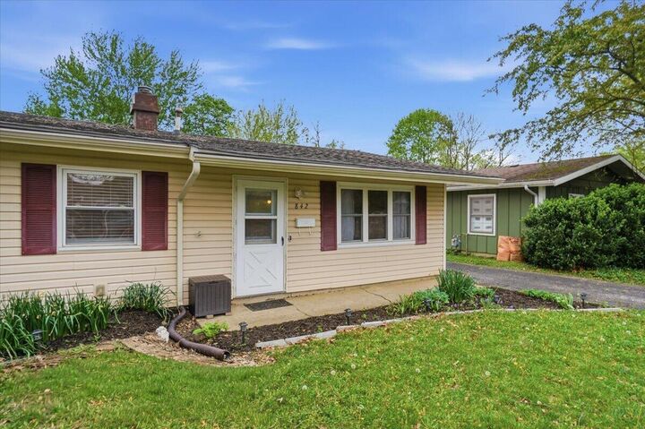 Property Photo:  842 W 6th Street  OH 43040 