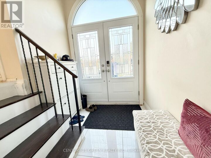 Property Photo:  963 Lovingston Crescent Upper  ON L4W 3V7 