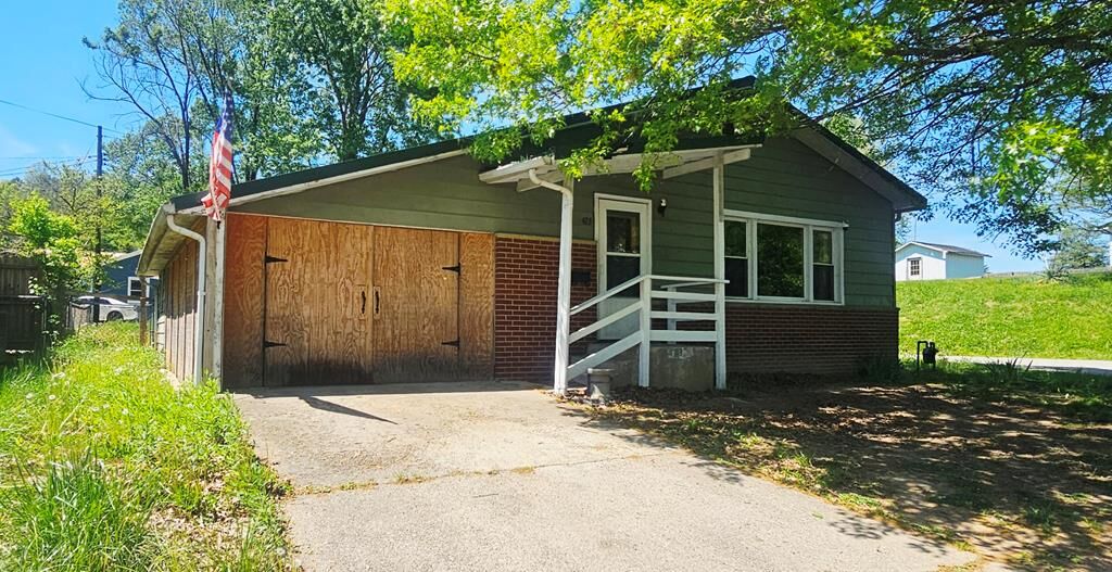 Property Photo:  423 North Rice  KY 41230 