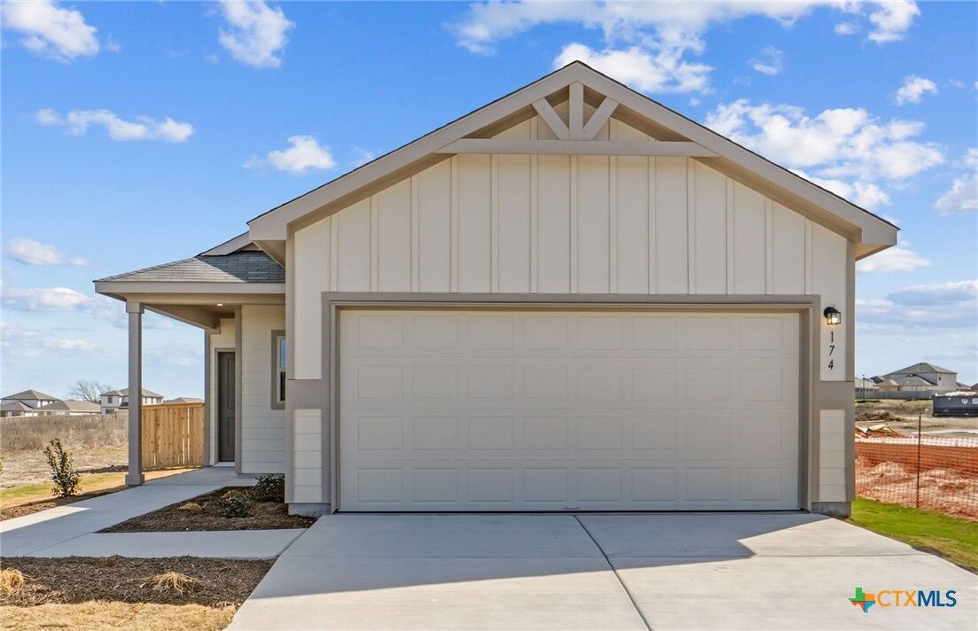 Property Photo:  174 Green Berets Bend  TX 76537 