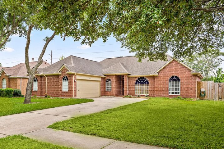 Property Photo:  10215 Hedge Way Drive  TX 77065 