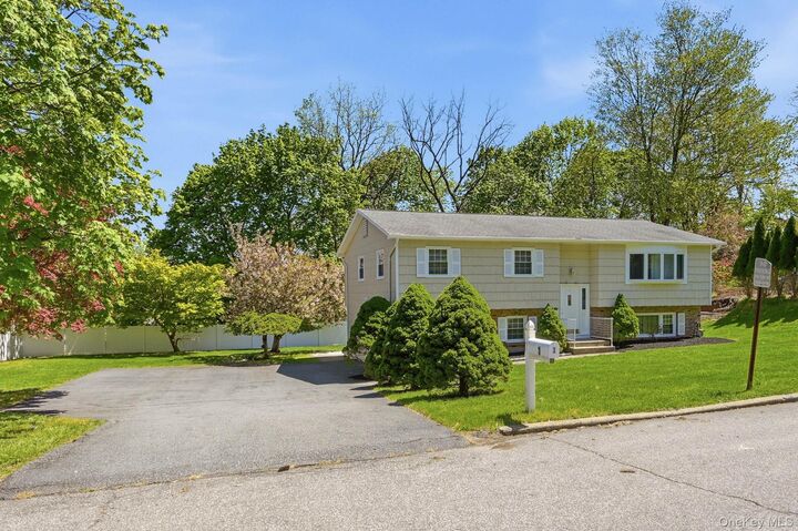 Property Photo:  1 Muir Lane  NY 10956 