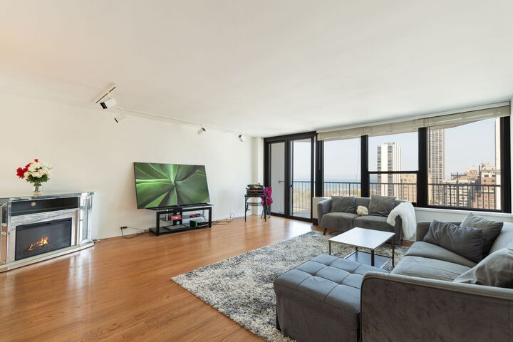 Property Photo:  1560 N Sandburg Terrace 1908J  IL 60610 