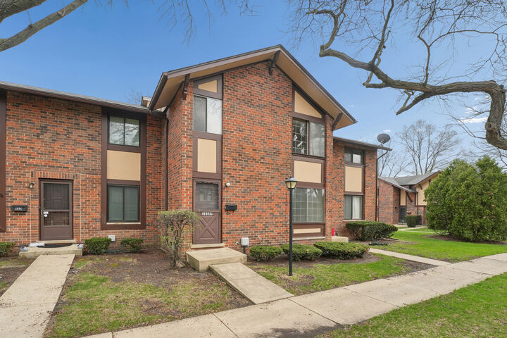 Property Photo:  1S127 Stratford Lane  IL 60181 