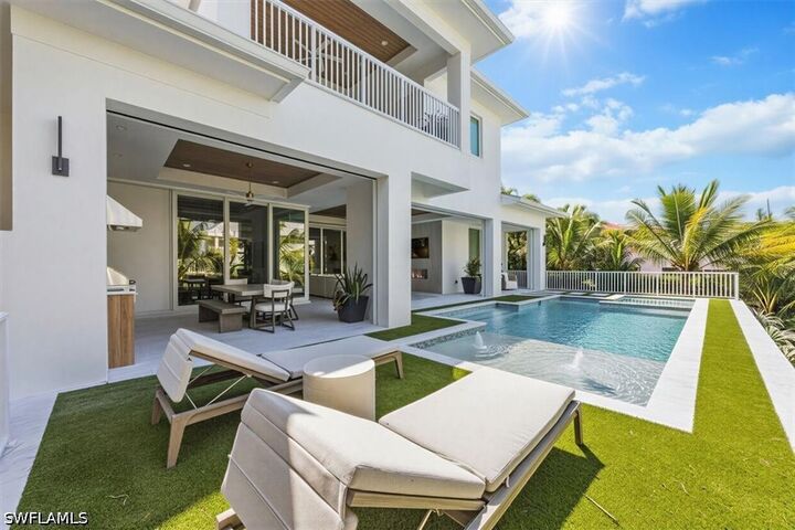 Property Photo: 493 8th Avenue S FL 34102