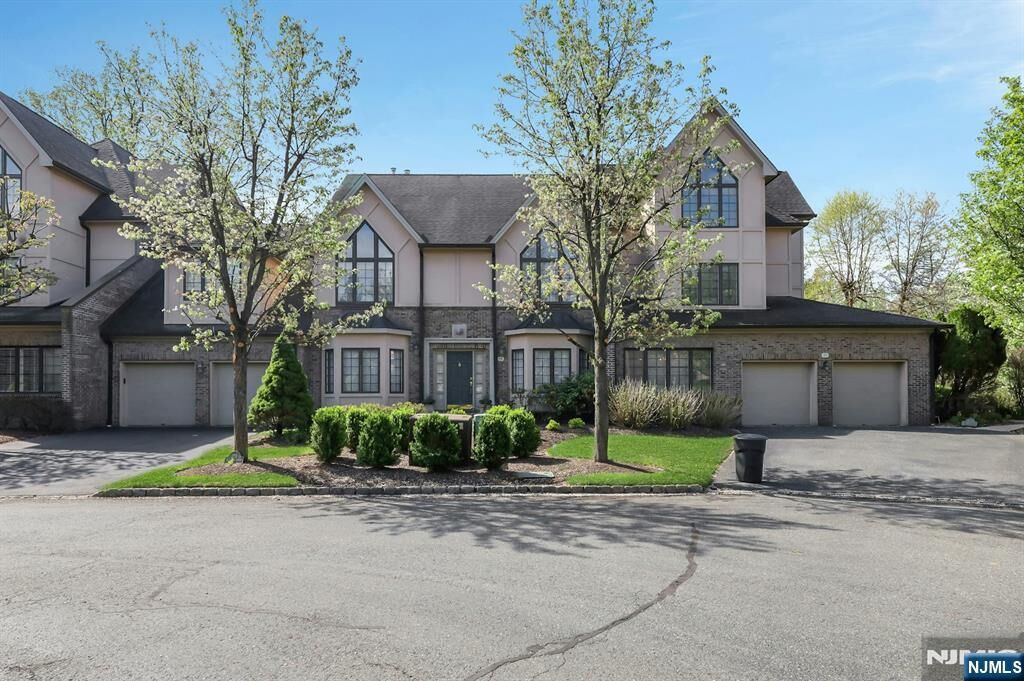 Property Photo:  278 Hampshire Ridge 278  NJ 07656 