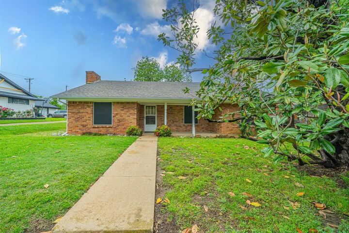 Property Photo:  806 E Coral Way  TX 75051 