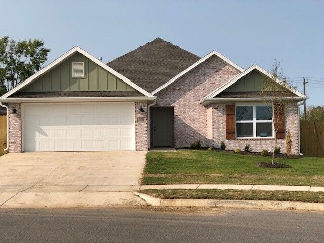 Property Photo:  200 Palm Street  AR 72713 