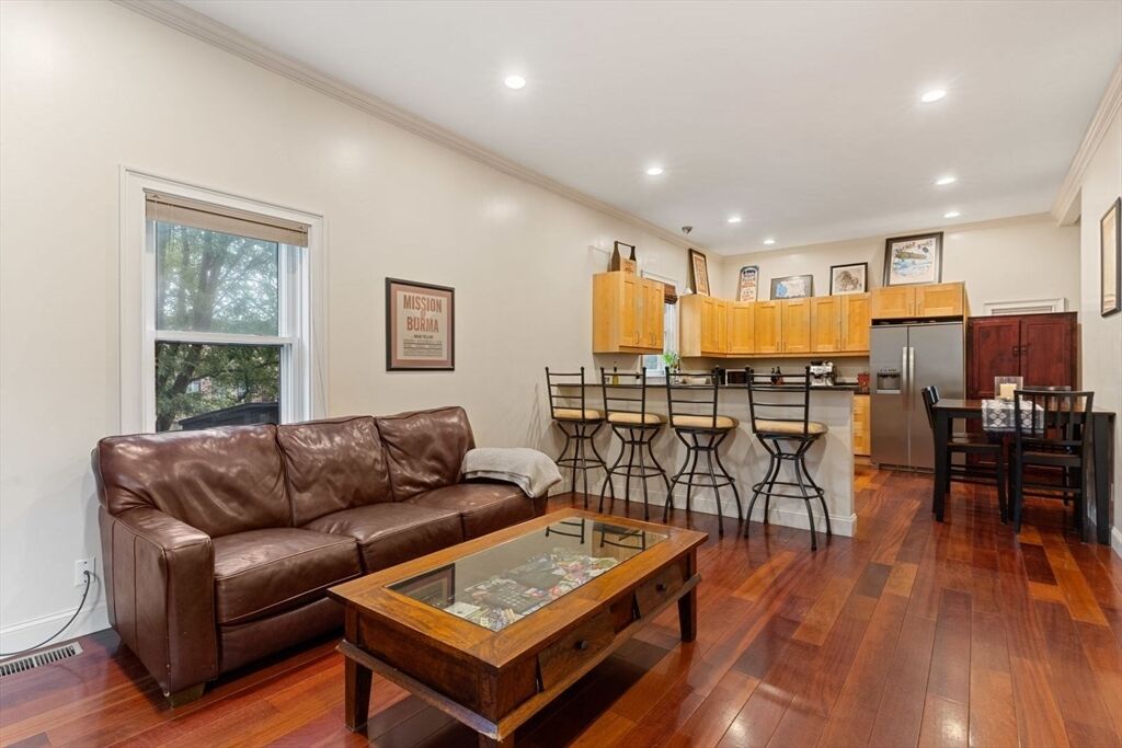 Property Photo:  10 Beacon St. 1  MA 02150 