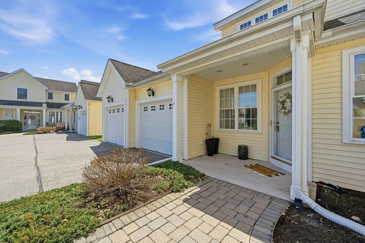 Property Photo:  4 Emerald Ct 4  MA 01876 