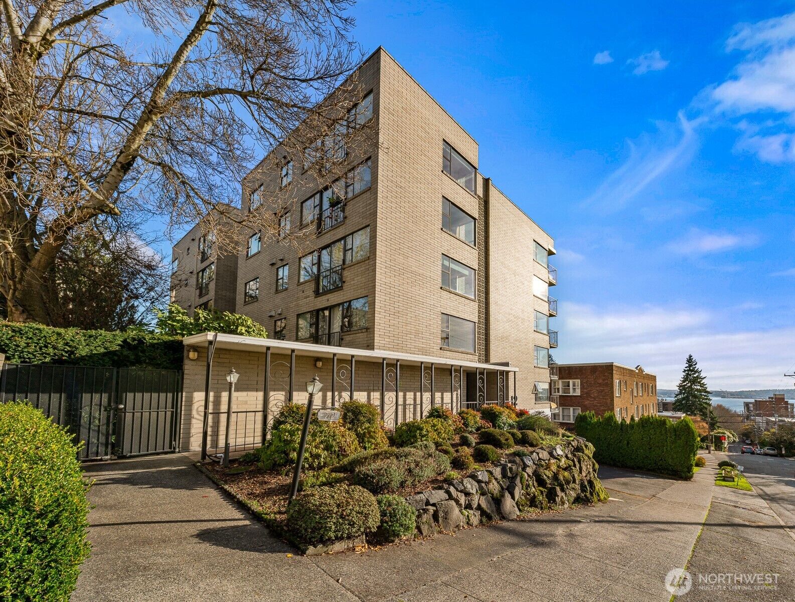 Property Photo:  912  3rd Avenue W 101  WA 98119 
