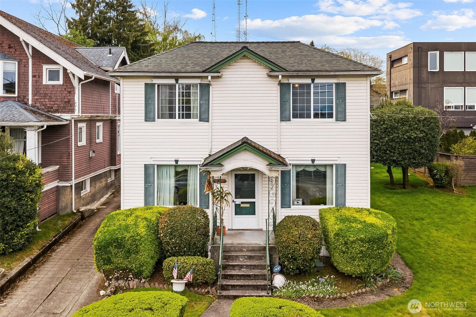 Property Photo:  1613  24th Avenue  WA 98122 