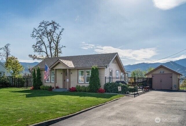 Property Photo:  1104 N Baker  WA 90880 