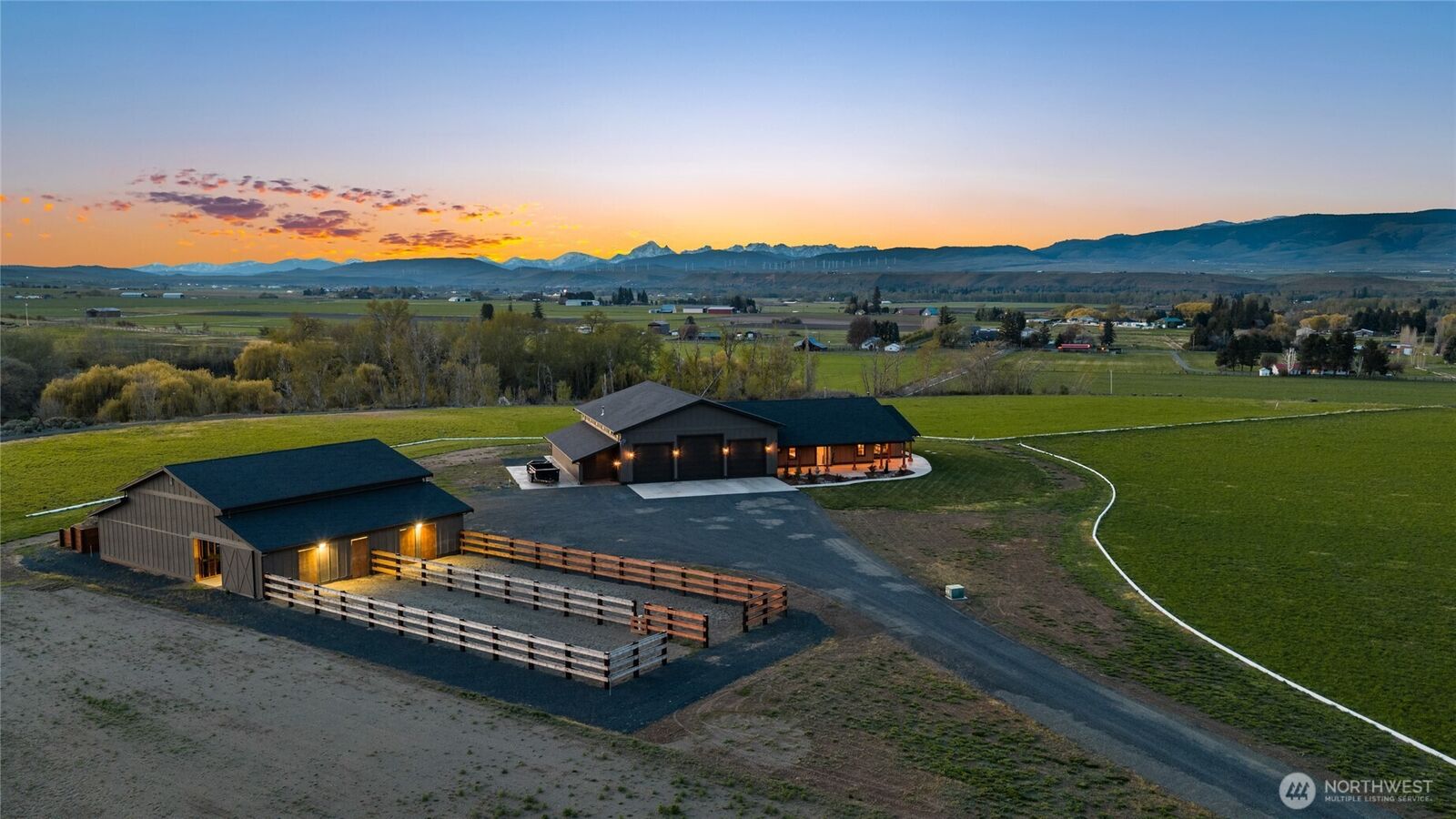 Property Photo:  1021  Edge Bluff Loop  WA 98926 
