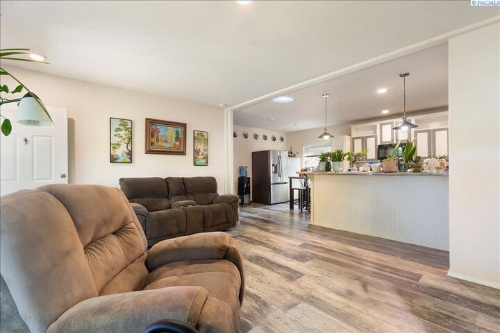 Property Photo:  31 Mercury Dr  WA 99354 