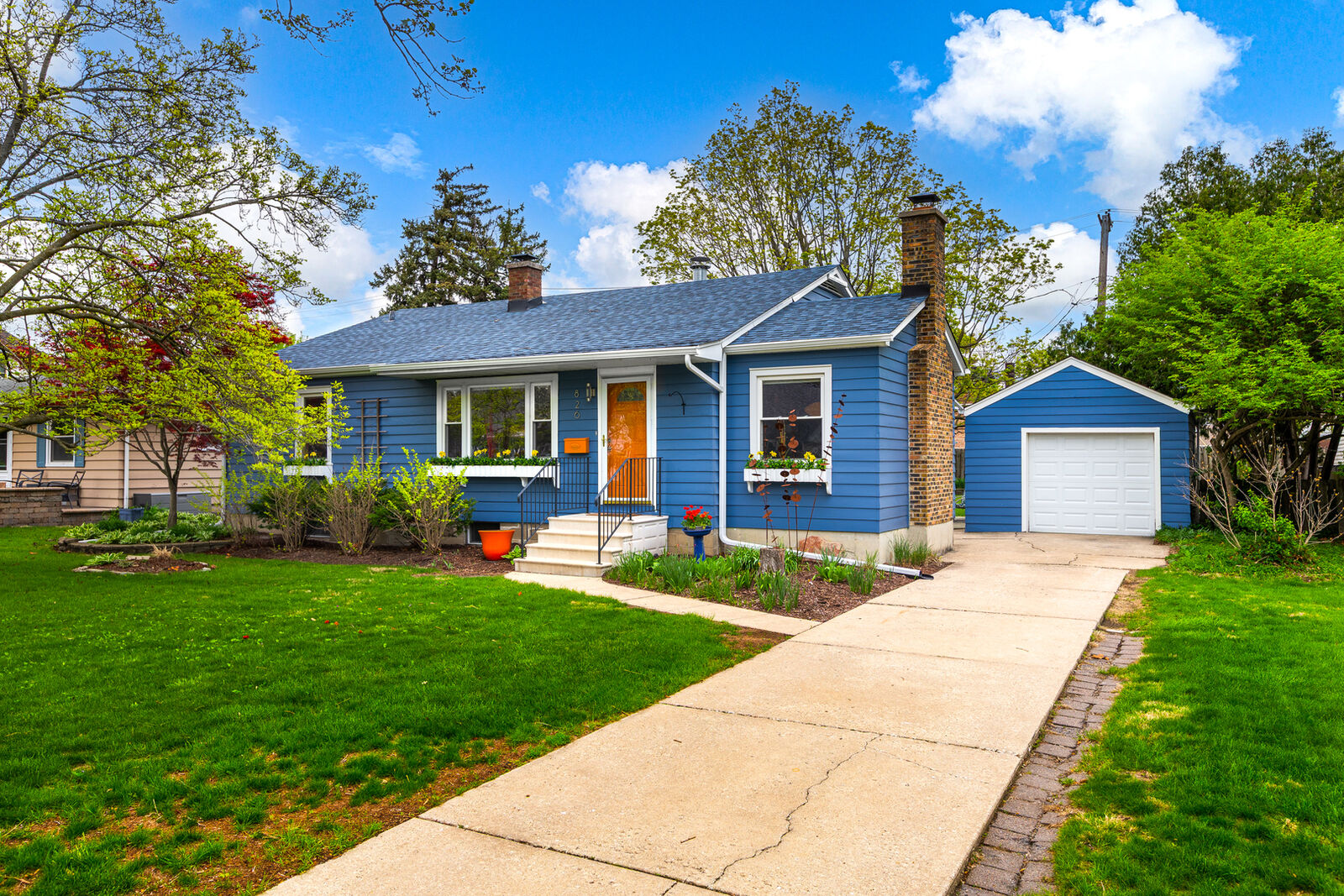 Property Photo:  826 N Main Street  IL 60563 