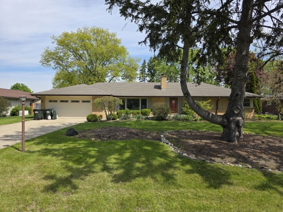 Property Photo: 29 E Stonegate Drive IL 60070
