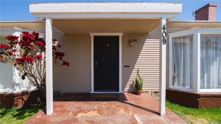 Property Photo:  409 W Cedar  CA 90220 
