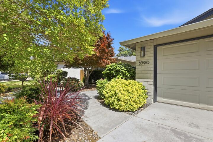 Property Photo:  8590 Erinbrook Way  CA 95826 