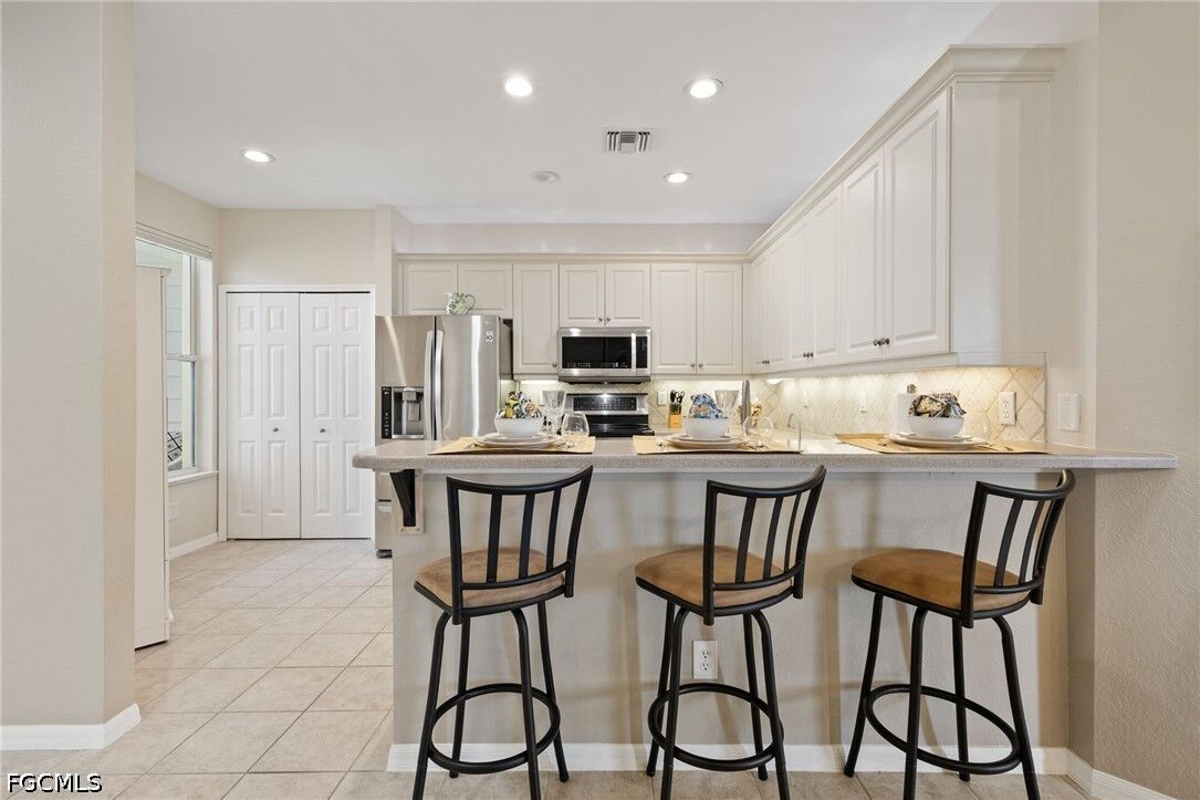 Property Photo:  4342 Avian Avenue  FL 33916 