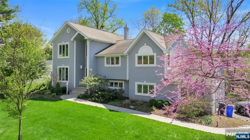 Property Photo:  1 Collins Avenue  NJ 07624 