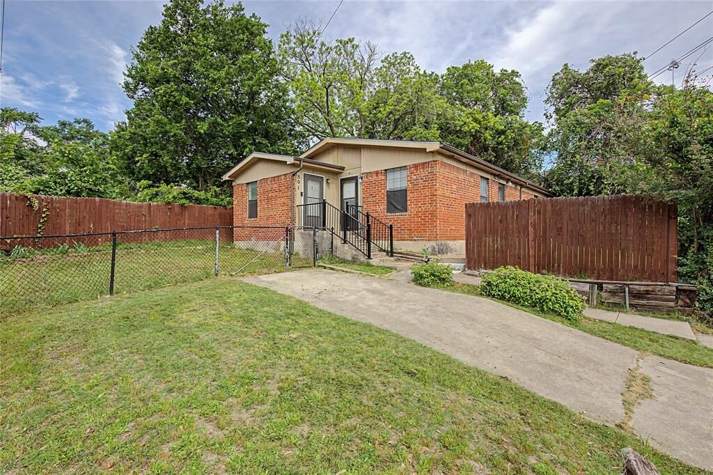 Property Photo:  501 Byron Street  TX 76114 