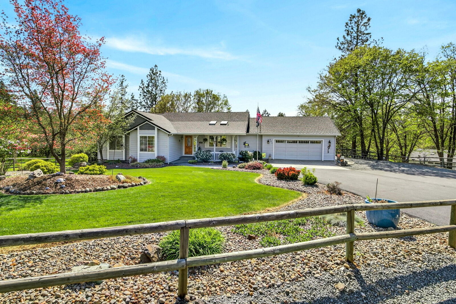Property Photo:  221 Lauer Way  OR 97526 