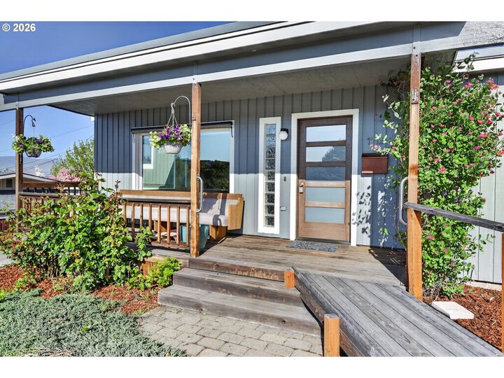 Property Photo:  1712 Nevada St  OR 97058 