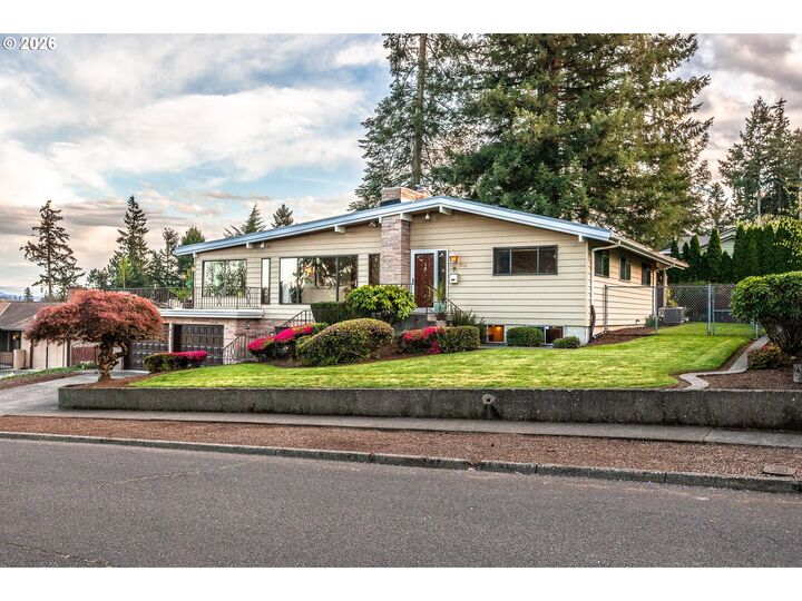 Property Photo:  7130 Los Verdes Dr  OR 97027 