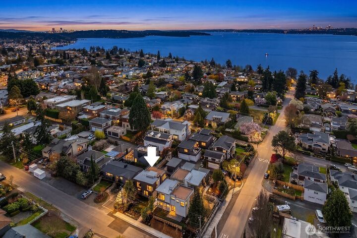 Property Photo:  543  16th Avenue W  WA 98033 