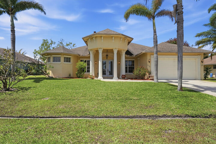 Property Photo:  2199 SE Heathwood Circle  FL 34952 