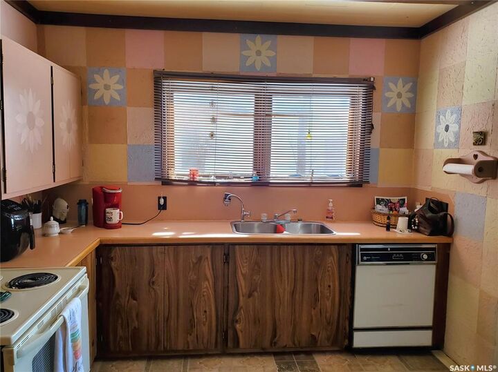 Property Photo:  321 1st Street W  SK S0N 1Z0 