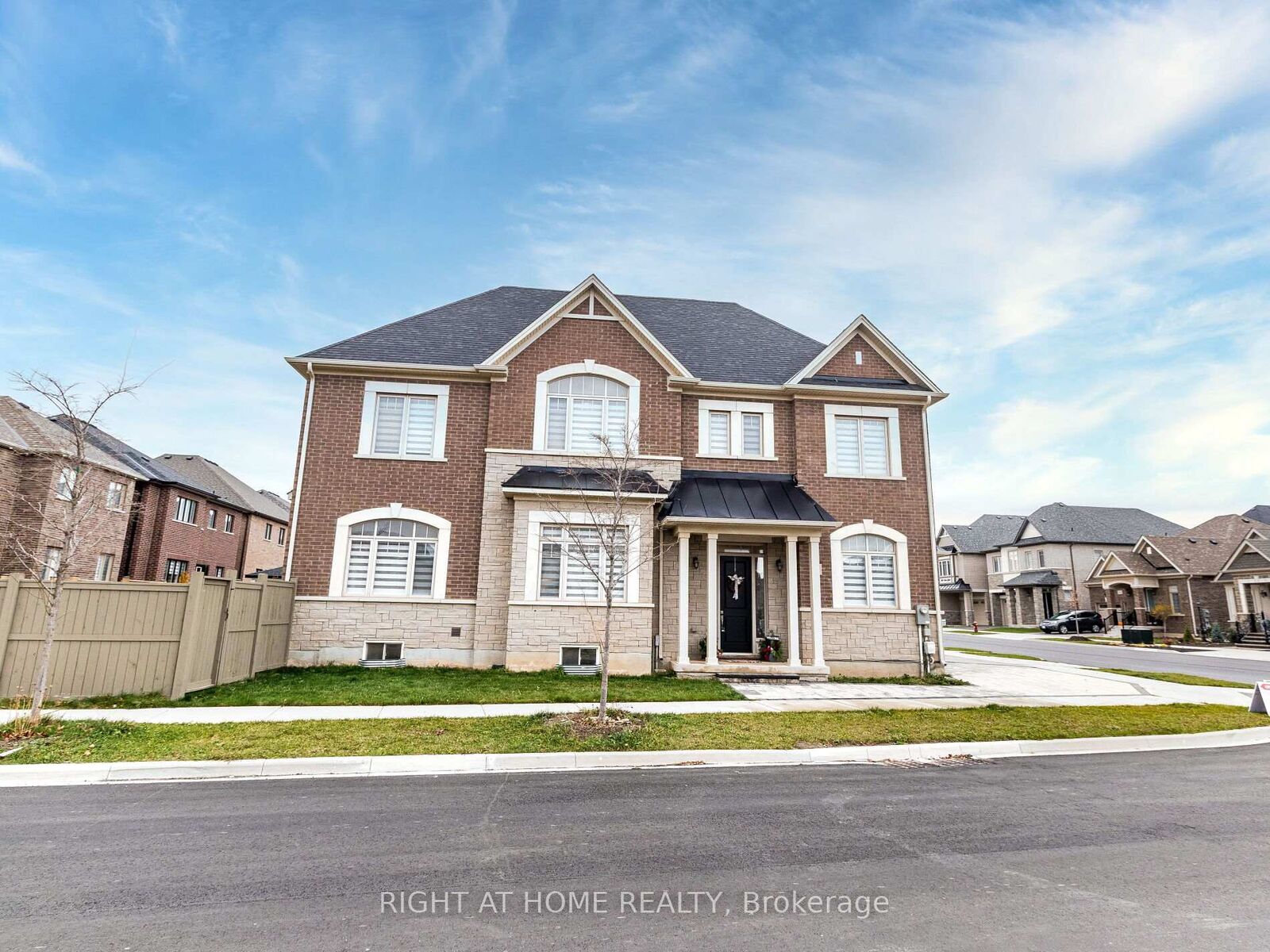 Property Photo: 95 Viva Gardens ON L6H 0Z2